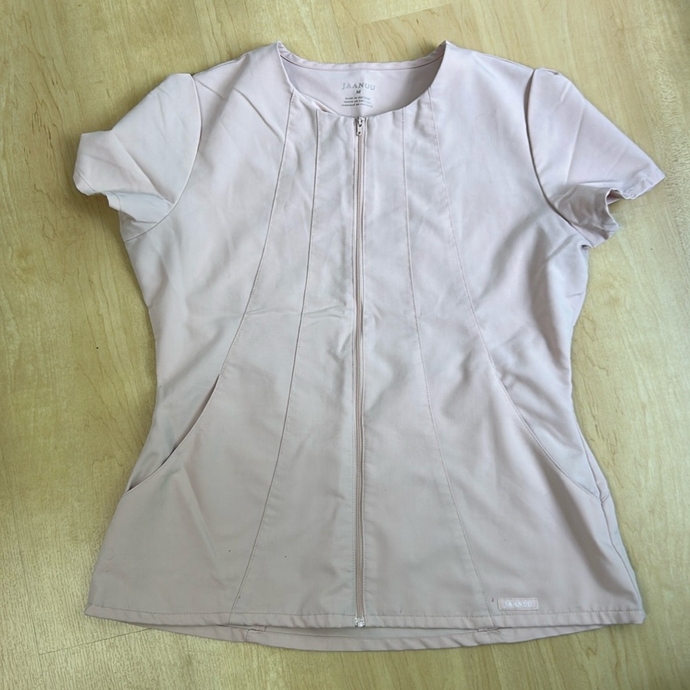 Medium jaannuu scrub top
